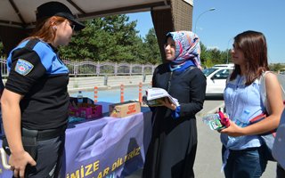 Üniversitenin yeni misafirlerini Polis karşılıyor