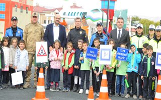 Çocuklar trafik kurallarını uygulamalı öğreniyor