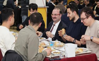 Rektör Hacımüftüoğlu öğrencilerle iftar sofrasında