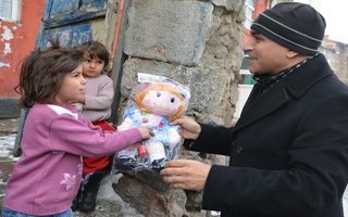 Başkan Korkut çocukları sevindirdi