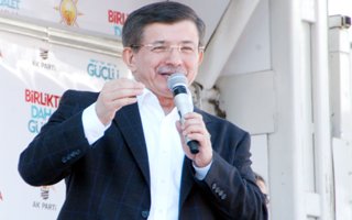Davutoğlu'na coşkulu karşılama pankartlı mesaj