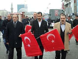 MHP İl teşkilatı vatandaşa bayrak dağıttı