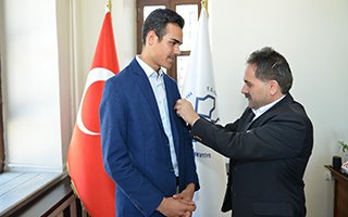 Başkan Uçar şampiyon hafızı altınla ödüllendirdi