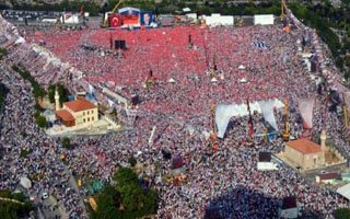 Başbakan yüz binlere konuştu