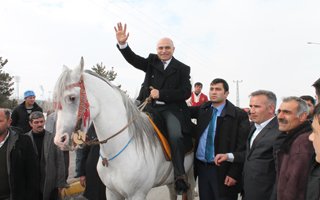 Ali Korkut Başbakan gibi karşılandı