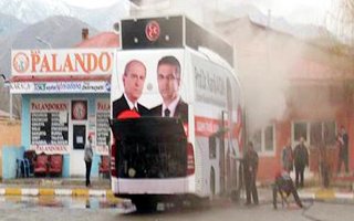 MHP'nin seçim otobüsü yandı   