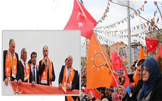 Ana'dan bakan oğluna miting desteği!