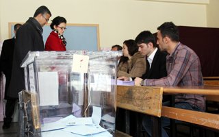 MHP'li Kamil Aydın kızıyla birlikte oy kullandı