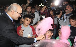 Maliye Bakanı Şimşek yetim çocuklarla iftar açtı