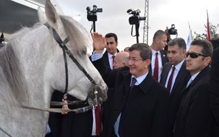 Davutoğlu Erzurum'da Bahçeli'ye yüklendi