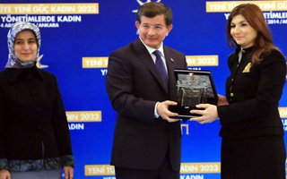 Başbakan Davutoğlu'ndan Çığlık'a plaket