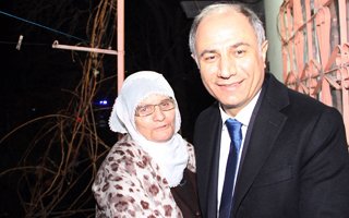 Bakan Ala annesinin elini öpüp dua aldı