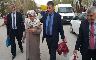 MHP'li Çimen seçmenin poşetlerini taşıdı