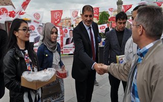 MHP'li Zekai Kaya lokum dağıttı