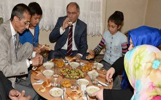 Efkan Ala vatandaşın sofrasında iftar açtı