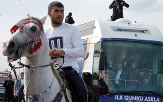 Davutoğlu Erzurum'da ciritçilerle karşılandı