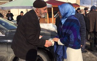 Milletvekili Taşkesenlioğlu kapı kapı dolaşıyor