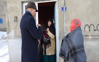 Sokak sokak dolaşarak yeni anayasayı anlatıyor 