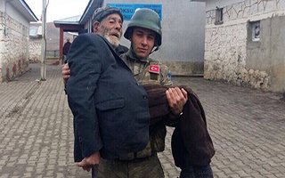Oy kullanmaya giden dedeye jandarma desteği