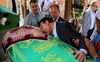 Gözyaşlarına boğulan Aydemir'i Akdağ teselli etti