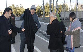 Ilıcalı, üşüyen asker babasına paltosunu verdi... 