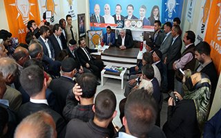 AK Parti Karaçoban’a çıkarma yaptı 