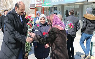 Başkan Orhan Aziziyeli kadınlara karanfil dağıttı