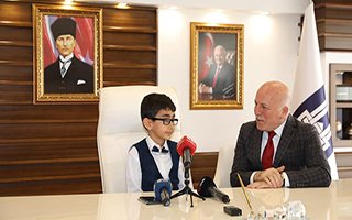 Başkan Sekmen koltuğu Özmen'e devretti
