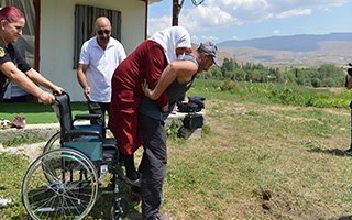 Yakutiye Belediyesi hasta yaşlı kadına sahip çıktı 