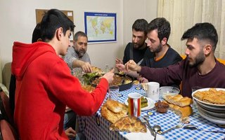 Başkan Uçar Üniversiteli gençlere iftar yemeği pişirdi