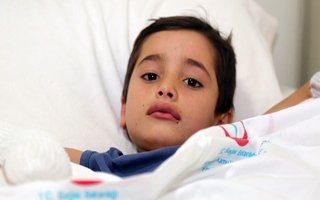 Afganlı Çocuk Son Anda Donmaktan Kurtarıldı
