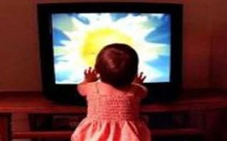 2 yaşındaki çocuk Televizyonun altında kaldı