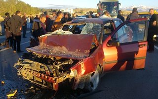Otomobil Kamyona çarptı: 4 yaralı