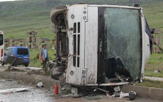 Kayan otobüs yan yattı: 21 yaralı