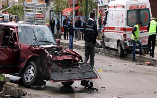 Erzurum'da ambulans ile otomobil çarpıştı