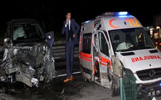 Ambulansla otomobil çarpıştı: 4 yaralı