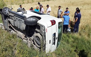 Erzurum'da minibüs şarampole yuvarlandı