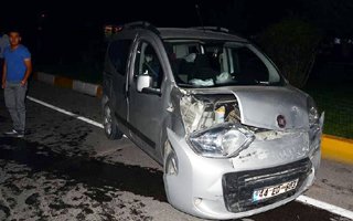 Erzurum'da otomobiller kafa kafaya çarpıştı