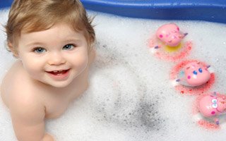 Uzmanı uyardı! Bebeğinizi sık yıkamayın
