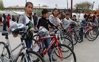 Öğrencilere bisiklet dağıtıldı