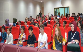 Erzurum'da yuva çocuklarının tiyatro keyfi