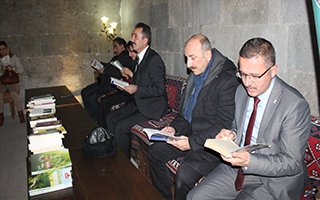 Yakutiye medresesinde kitap okuma etkinliği