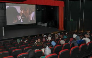 Depremzede öğrenciler için sinema etkinliği 