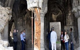 Tarihi kilise krikodan indirliyor!