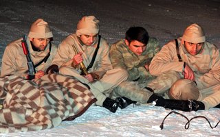 Oyuncular titredi protokol battaniyelerle izledi