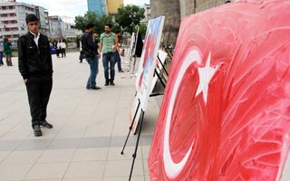 Tuvallerine bayrak çizip protesto ettiler