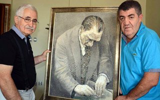 Çakıl taşıyla Atatürk posteri yapıyor