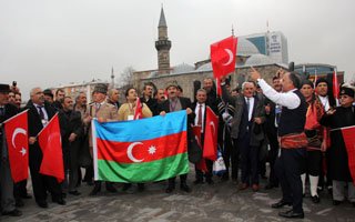 Erzurum'da aşıklar kortej yürüyüşü yaptı