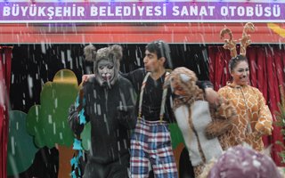 Sekmen'den çocuklara hediye sanat otobüsü