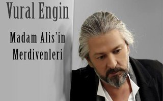 Dadaş Şair Vural Engin kitaplarını imzalıyor